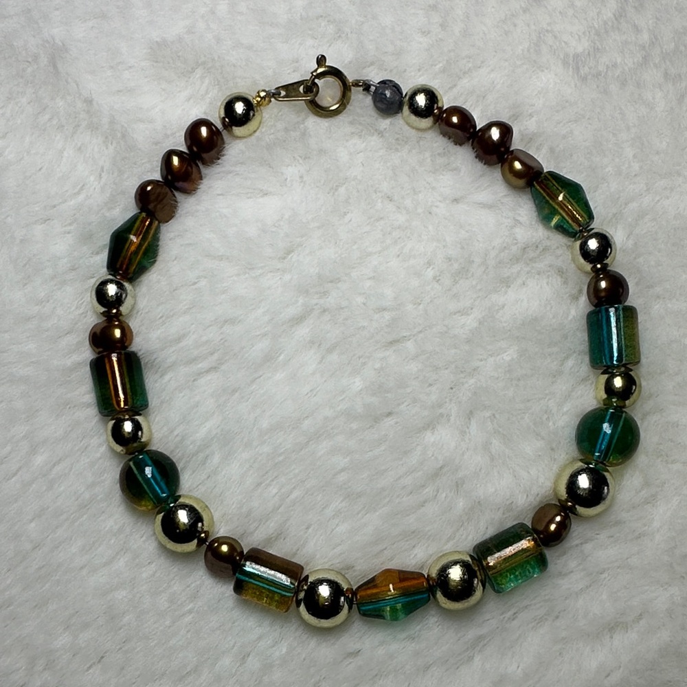 Green and Gold Beaded Bracelet - Elegant Women's Jewelry